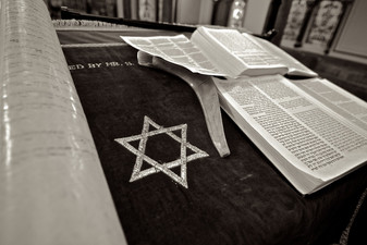Davidstern und Talmud, das bedeutendste Schriftwerk des Judentums, liegen nebeneinander