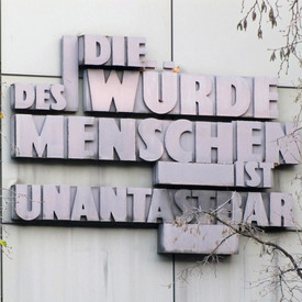 Schriftzug am Gebäude: Die Würde des Menschen ist unantastbar.