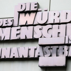Die Würde des Menschen ist unantastbar, steht an der Wand des Landgerichts Frankfurt